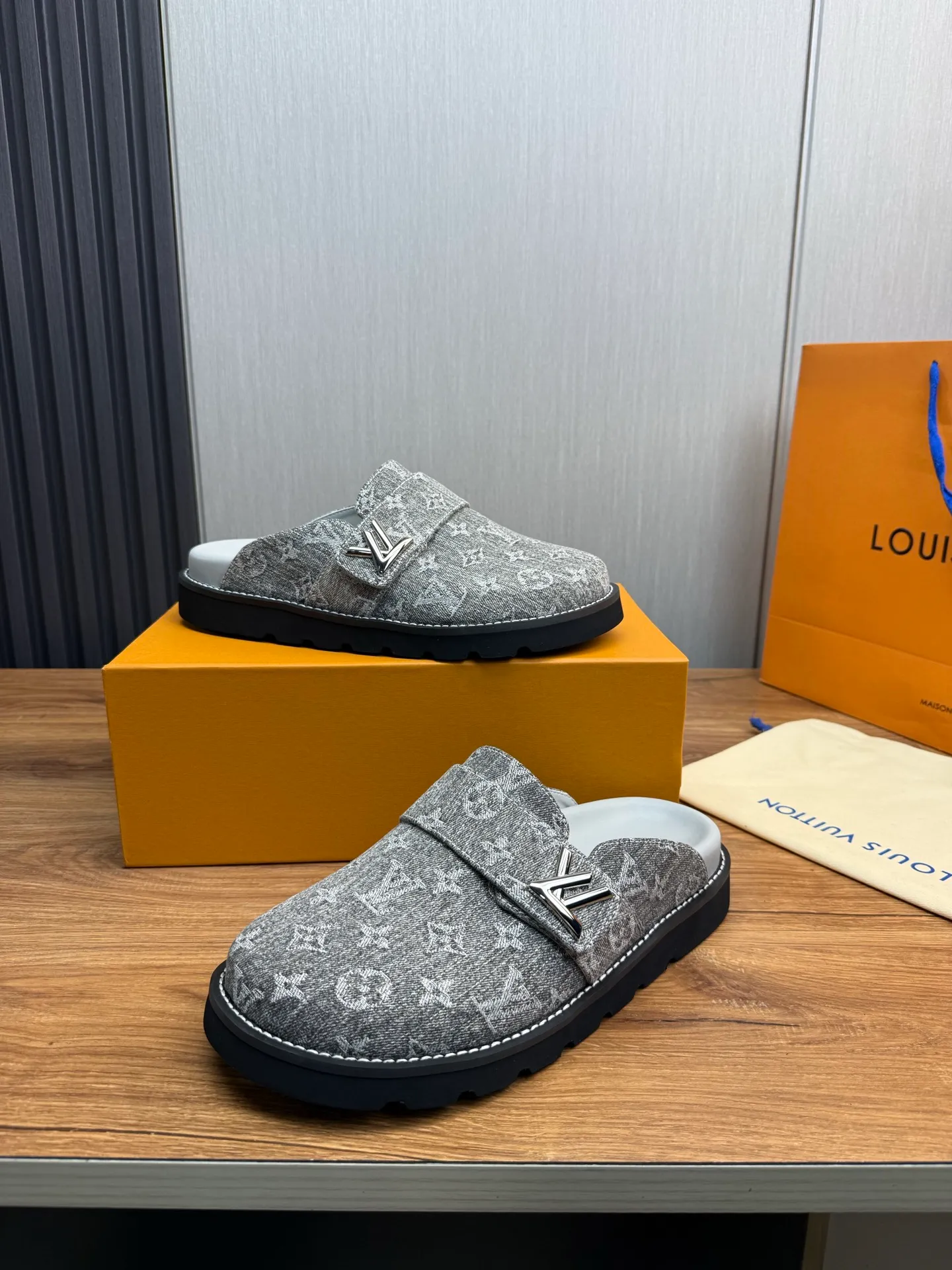Men's shoes 💰420💰 Lv. hot selling men's slippers 🔥 🩴Official website one to one production 38-45 sizes 45 46 🉑️Customized!